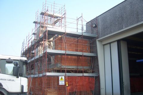 Noleggio ponteggio edile per ascensore